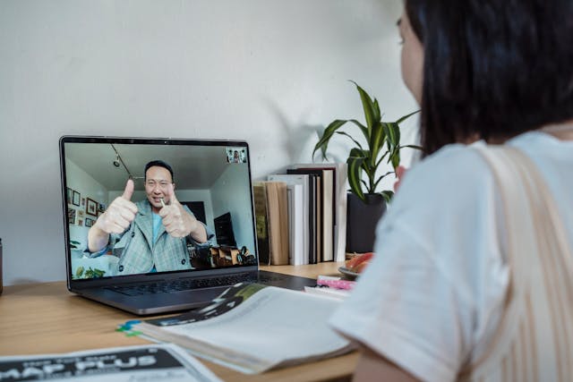 coaching profesional, decisiones informadas, educación, trayectorias profesionales, metas, orientación, intereses, fortalezas, valores, carrera, establecimiento de metas, desarrollo de habilidades, confianza, búsqueda de empleo, transiciones profesionales, oportunidades de ascenso, objetivos, dirección, expertos, asesoramiento, tendencias laborales, habilidades en demanda, toma de decisiones, confianza, currículum, cartas de presentación, preparación para entrevistas, networking, sesión de coaching, revisión inicial, autoevaluación, exploración, barreras, estrategia, perfil LinkedIn, simulacros de entrevistas, negociación salarial, pasos a seguir, motivación, mentalidad, resultados, progreso.