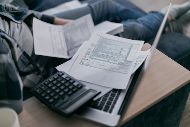 , saving, paying off debt, money habits, financial goals, financial assessment, debt strategies, savings guidance, investment basics, mindset, money habits, action plan, accountability, financial education, goal setting, expense tracking, debt payoff methods, emergency fund, financial behavior, financial planning, financial motivation, financial support