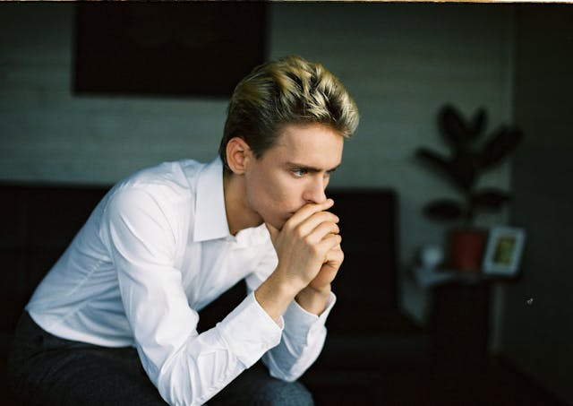 job interview, first impressions, arriving late, punctuality, professionalism, reliability, good first impression, stress reduction, interest in job, professional courtesy, inappropriate clothing, casual clothing, personal appearance, interruptions, respect, communication skills, nervousness, anxiety, body language, monetary compensation, salary negotiation, job responsibilities, employer expectations, interview mistakes, interview tips