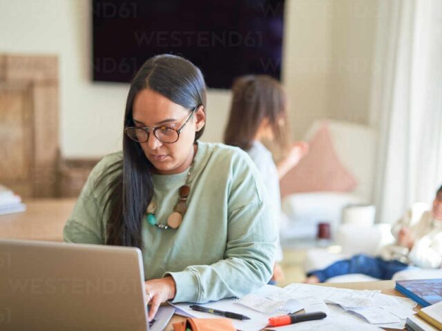 Real-Life Budgeting Tips for Single Moms (That Don’t Require Cutting Out Everything You Love)