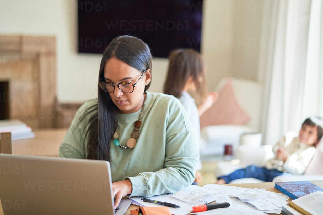 budgeting tips for single moms, budgeting tips, single mom finances, how to budget on one income, money tips for single mothers, single parent budgeting, saving money as a single mom, affordable living for single moms, financial help for single mothers, budgeting with kids, single mom money management, emergency fund for single moms, living on one income with children