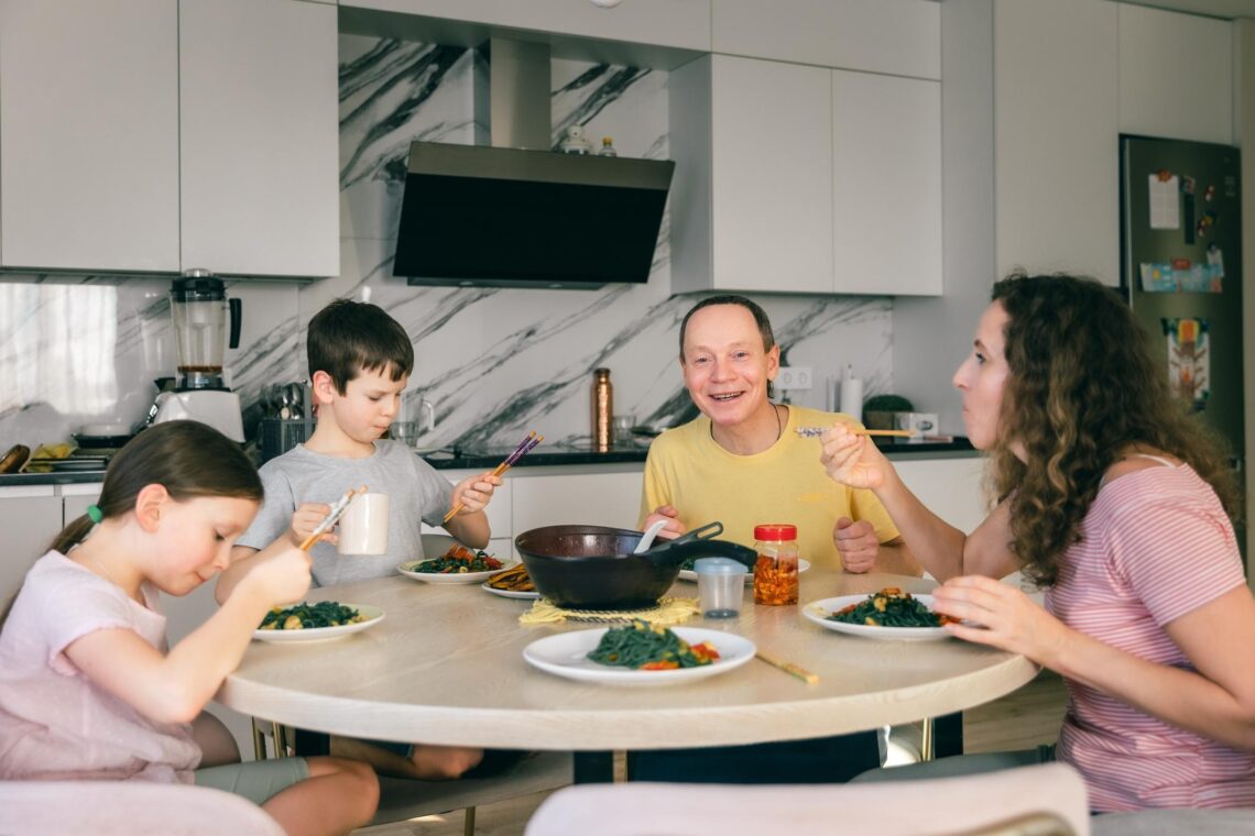 family routines, family routines for moms, daily routines for families, simple family routine ideas, mom life organization, routines for kids and parents, stress free family schedule, organizing family life, morning routine for moms, evening routine with kids, reduce mom mental load, family structure ideas