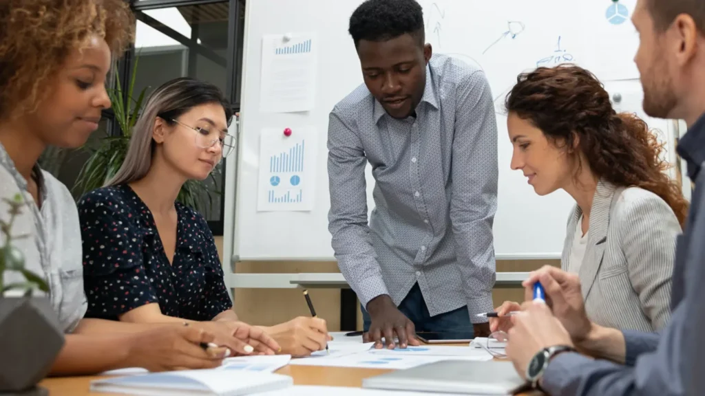 resume writing tips, executive resume, senior level resume, resume for leadership roles, resume tips for managers, ATS resume tips, professional resume writing, resume achievements examples, leadership resume tips, get hired, 