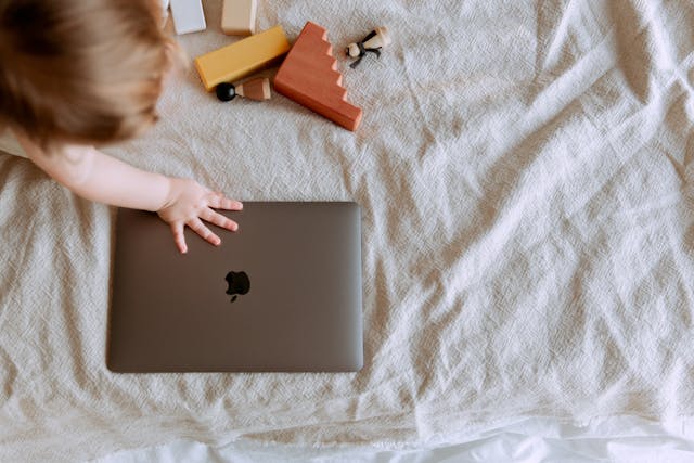 single mom, single mom life, single mom work life balance, working single mom, single mom parenting, balancing work and motherhood, single mom tips, single mom support system, time management for single moms, single mom challenges