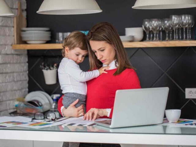 AI Tools That Help Single Moms Make Extra Income