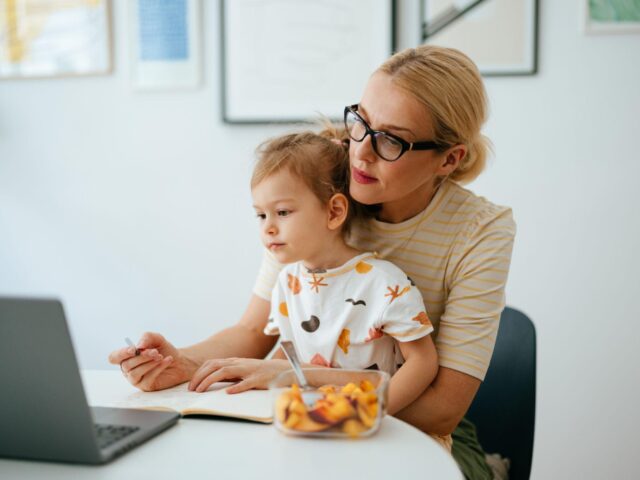 Career Strategies for Single Moms Looking for Better Income