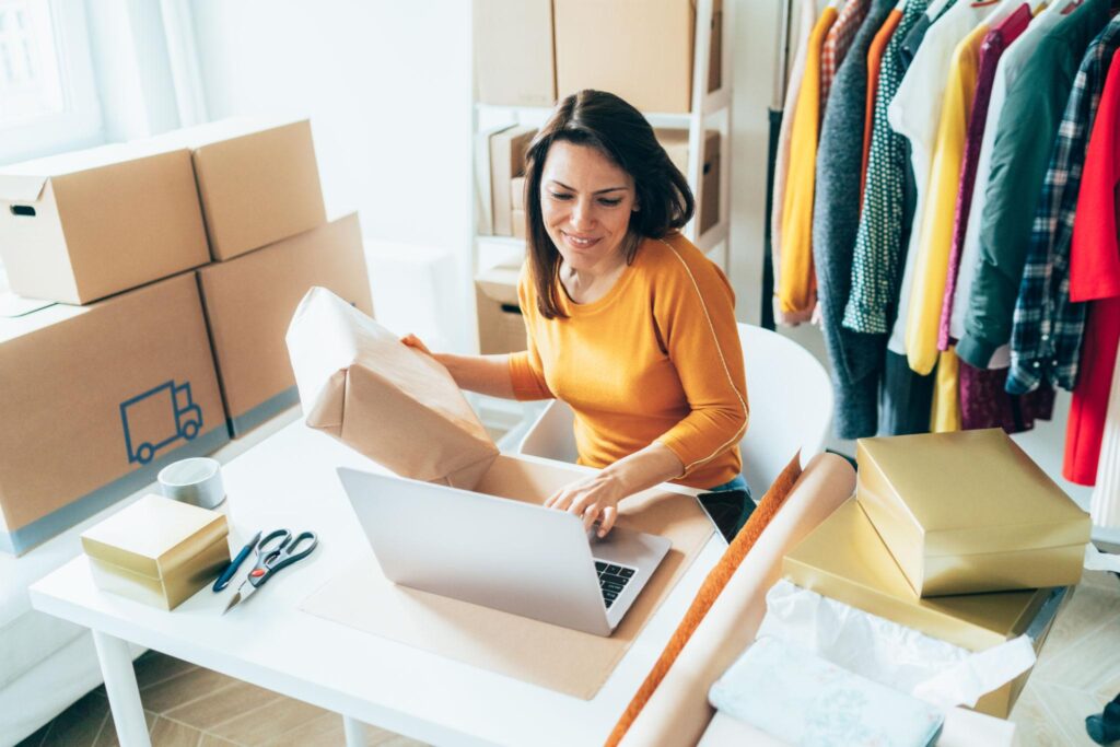 side hustles, side hustles for single moms, weekly paying jobs, work from home for moms, flexible jobs for moms, online side hustles, earn money weekly, single mom income ideas, part time jobs for mothers, side income for moms, side hustle, single moms