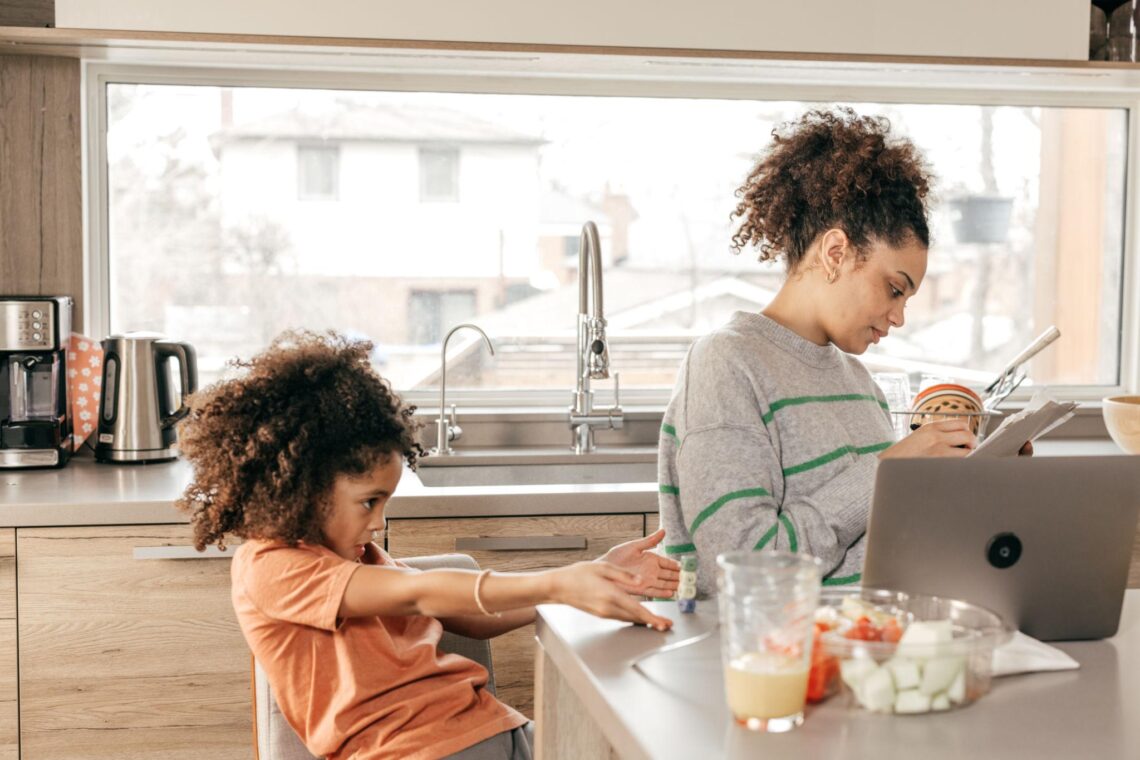 single moms, single moms ChatGPT, single moms save time, ChatGPT for moms, AI for single moms, productivity tips for moms, single parenting help, time saving tips for moms, ChatGPT parenting tools, busy moms productivity, AI, Artificial Intelligence