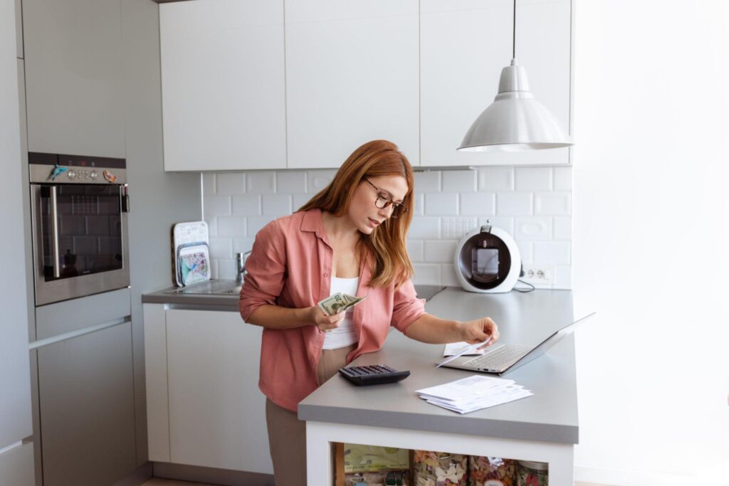 single mom, financial tips for single mom, budgeting for single moms, saving money as a single mom, debt help for single mom, money habits for moms, financial planning single mom, long-term financial success