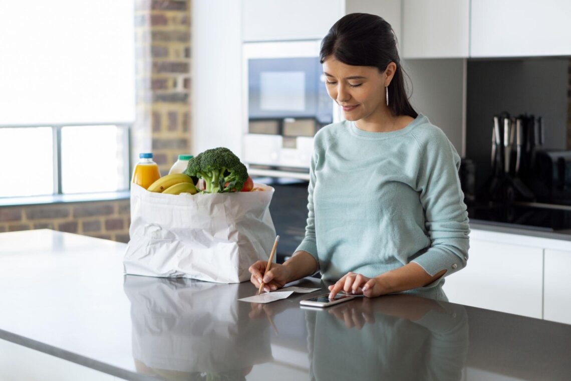 single moms, grocery budget tips, single moms budget help, save money on groceries, grocery savings 2026, budget meals for moms, affordable family meals, single parent budgeting, grocery planning tips, low cost meal ideas, family grocery savings, smart grocery shopping