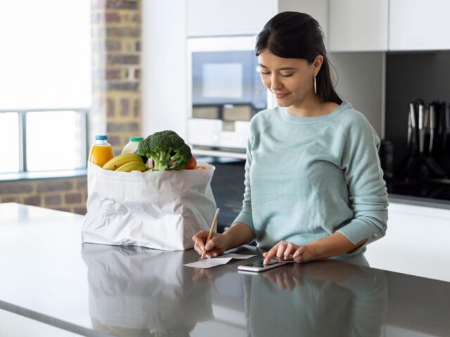10 Ways Single Moms Can Stretch a Grocery Budget in 2026