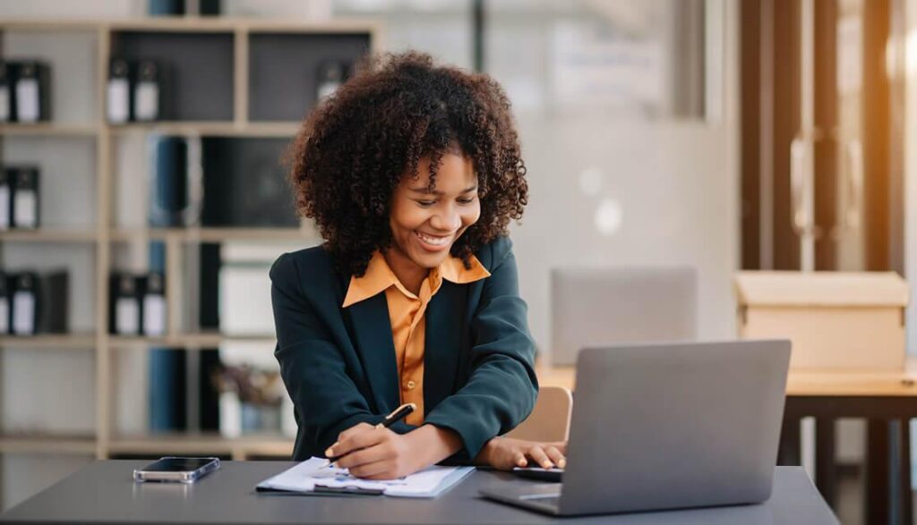 write a resume, women leadership resume, leadership resume tips, resume for women professionals, resume achievements, leadership skills resume, professional resume writing, ATS resume tips, women career growth, management resume