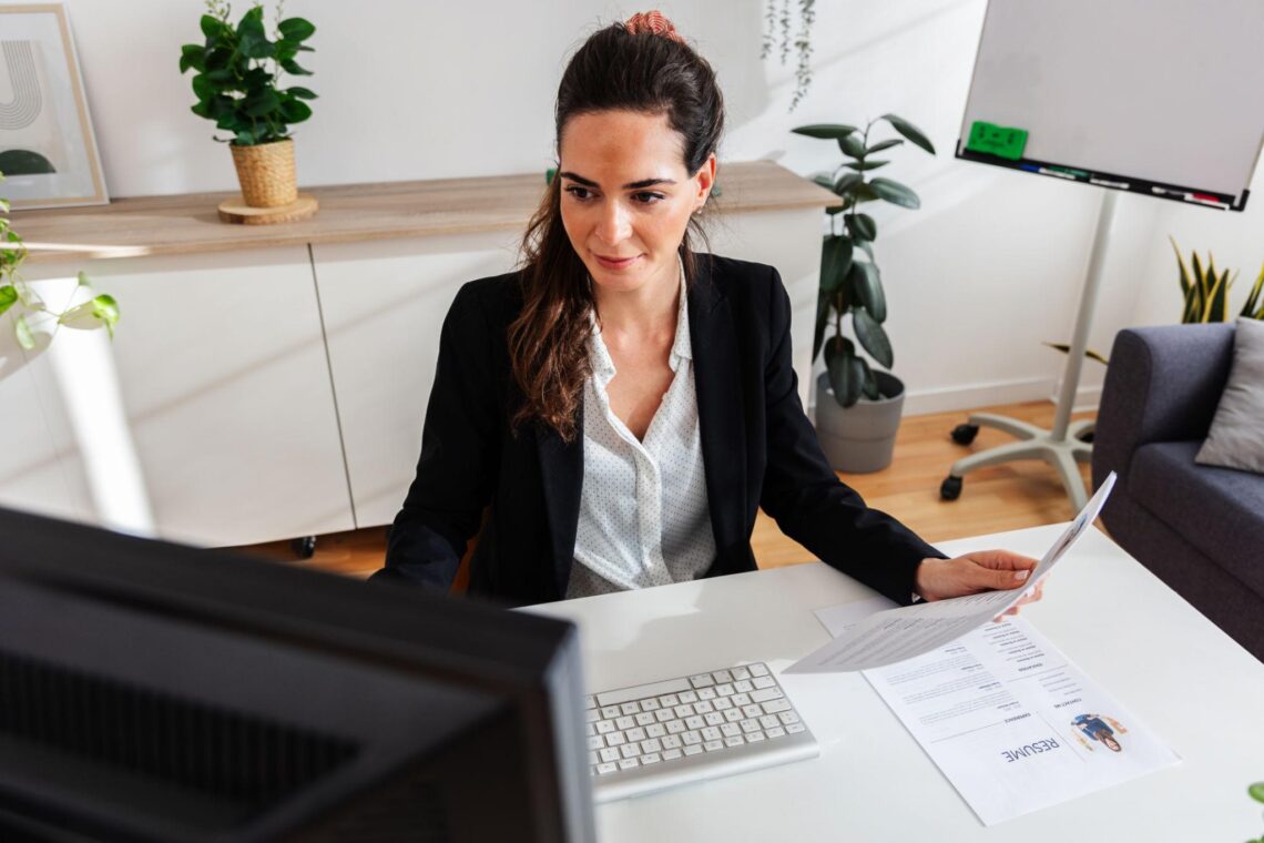 write a resume, women leadership resume, leadership resume tips, resume for women professionals, resume achievements, leadership skills resume, professional resume writing, ATS resume tips, women career growth, management resume