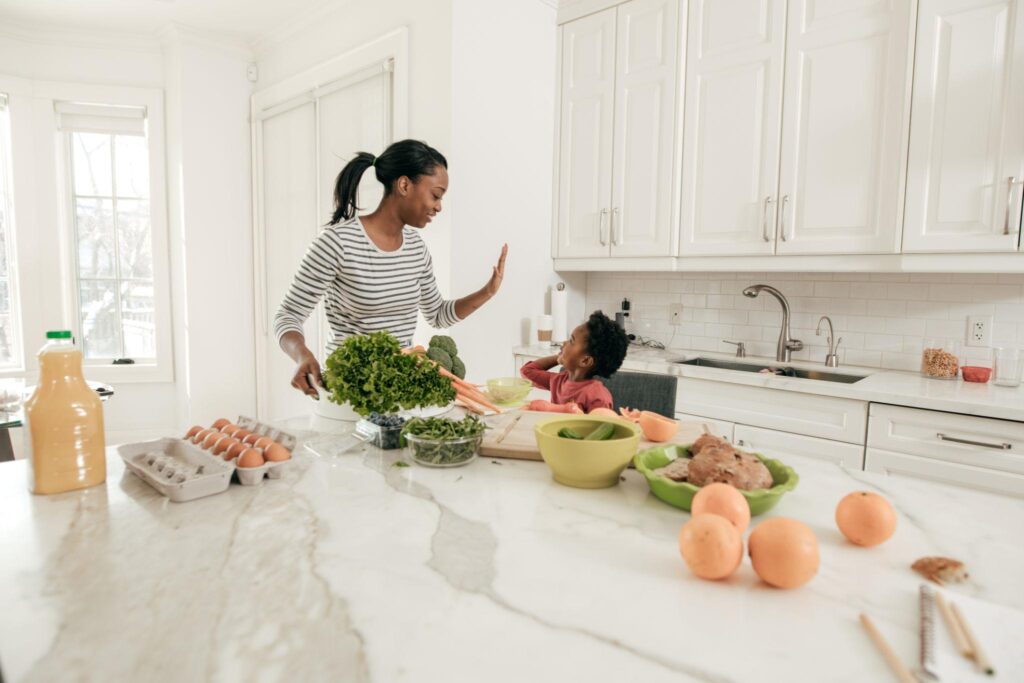 healthy eating, healthy eating tips, single mom nutrition, single mom, meal planning for moms, healthy family meals, budget friendly healthy meals, busy mom meal ideas, healthy snacks, family nutrition, easy healthy recipes, healthy lifestyle, single mom health, nutritious meals for families