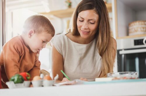 healthy eating, healthy eating tips, single mom nutrition, single mom, meal planning for moms, healthy family meals, budget friendly healthy meals, busy mom meal ideas, healthy snacks, family nutrition, easy healthy recipes, healthy lifestyle, single mom health, nutritious meals for families