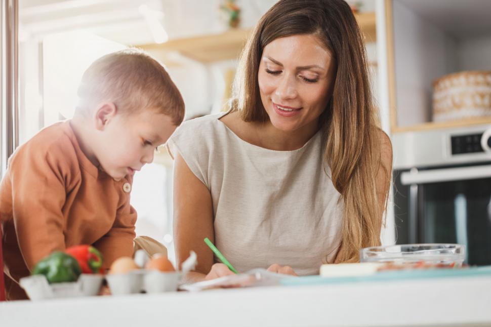 healthy eating, healthy eating tips, single mom nutrition, single mom, meal planning for moms, healthy family meals, budget friendly healthy meals, busy mom meal ideas, healthy snacks, family nutrition, easy healthy recipes, healthy lifestyle, single mom health, nutritious meals for families