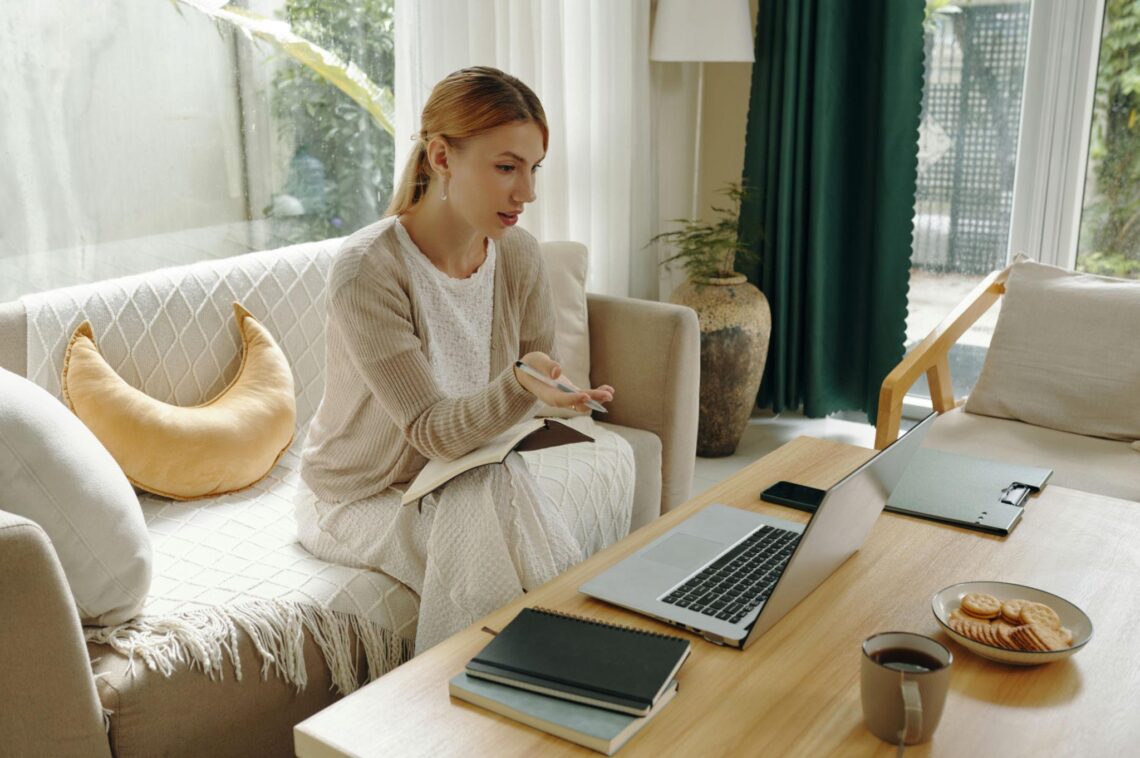 ChatGPT, ChatGPT business ideas, AI business, online business, single mom, work from home business, digital products, content writing service, virtual assistant business, social media management, freelance business, passive income, AI tools, online entrepreneurship, small business ideas