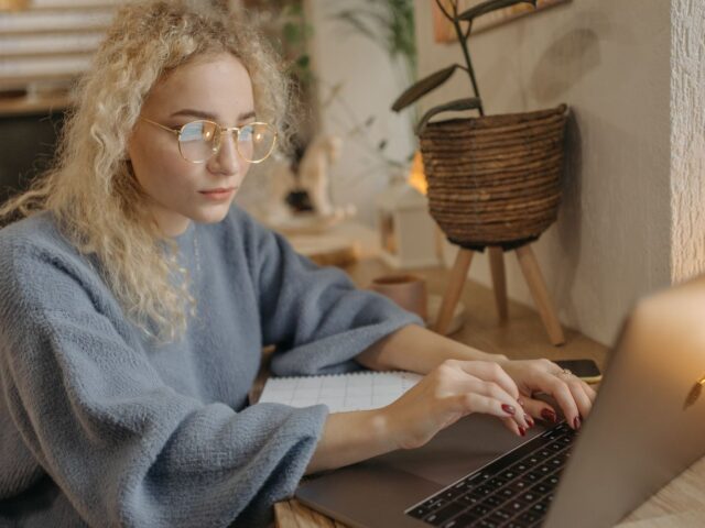 AI Side Hustles That Don’t Require Tech Skills