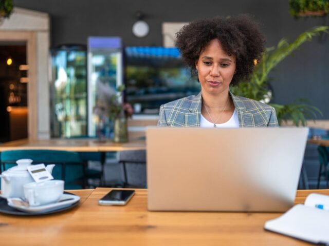 Ways Single Moms Are Using ChatGPT to Build Passive Income